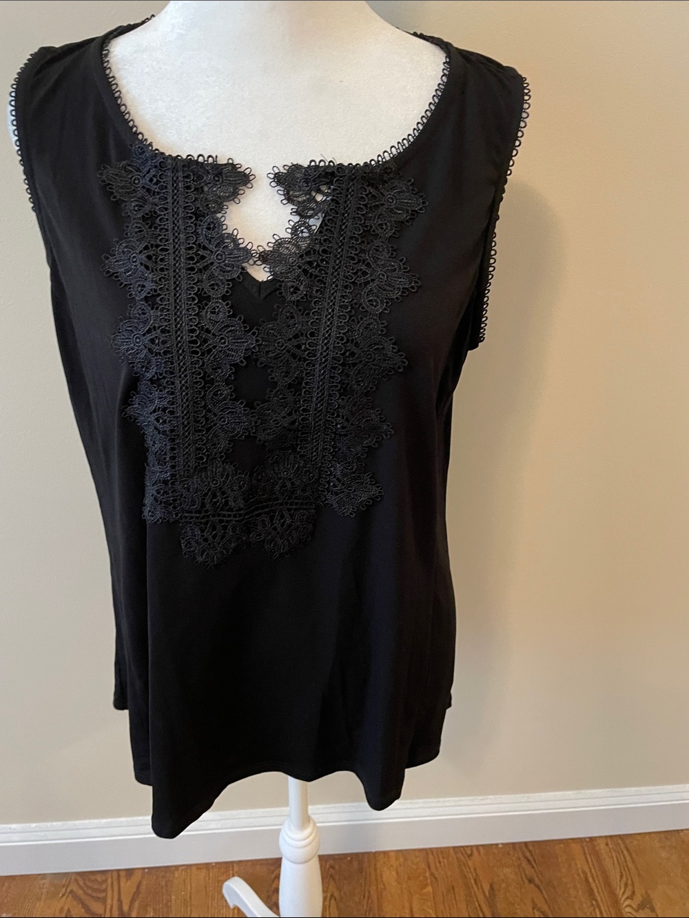 Roz & Ali Black Lace-Front Sleeveless Tank length 27.5”
